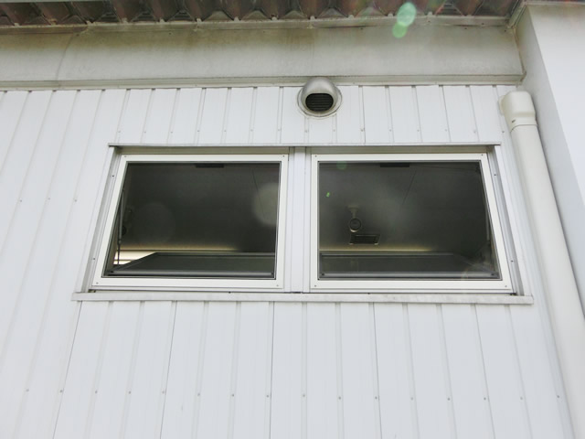 排煙内倒し窓に固定式網戸　名古屋市南区